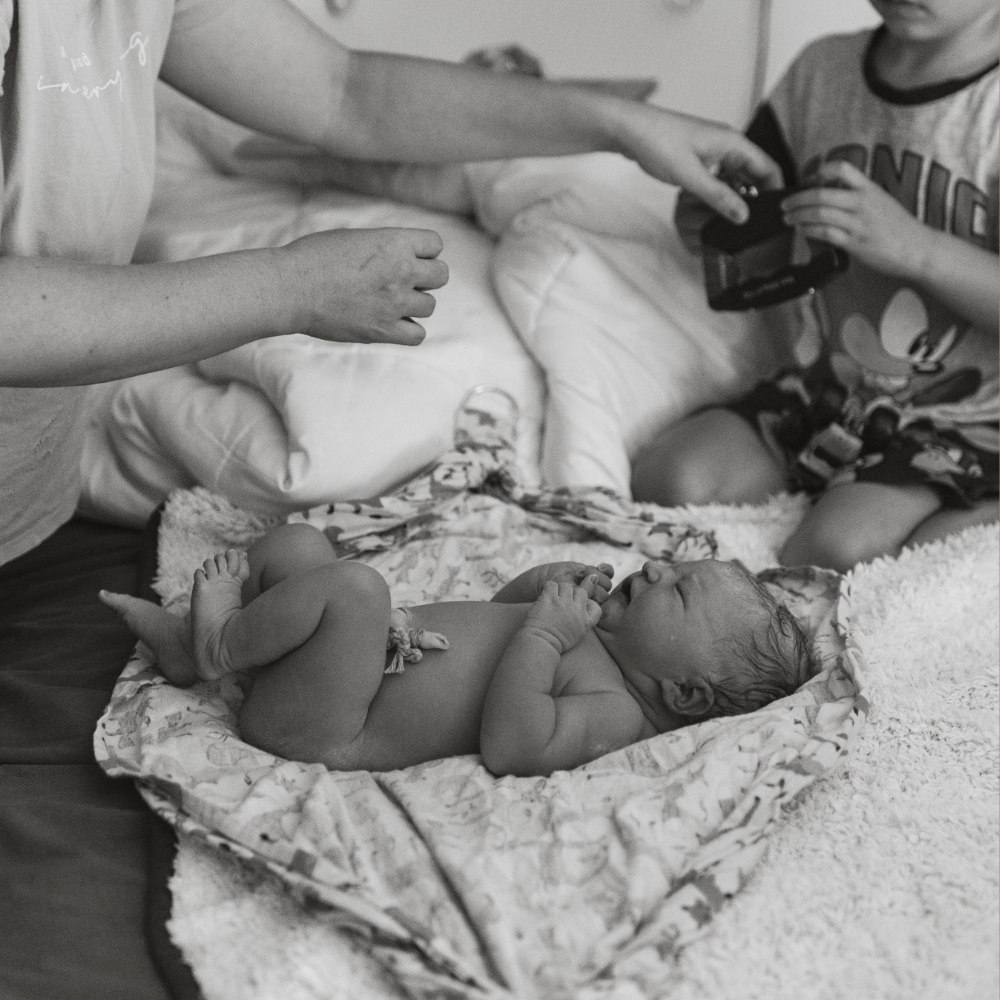 private midwife providing newborn and postpartum care on the sunshine coast
